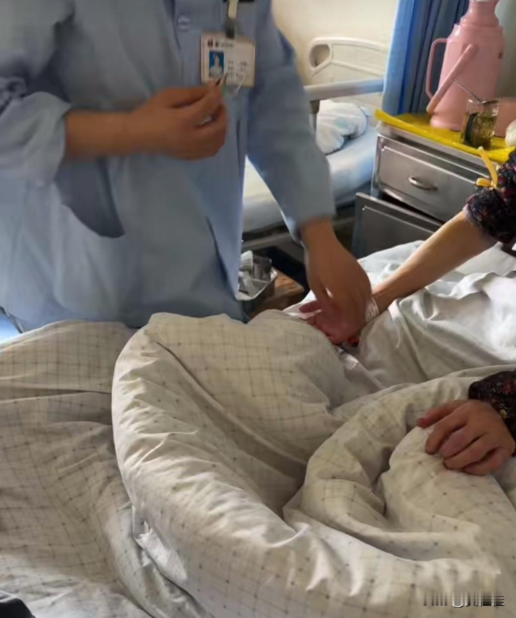 特别想哭,我婆婆又住院了,我婆婆是糖尿病的并发症心脏病,也就是心衰。我孩子不到半