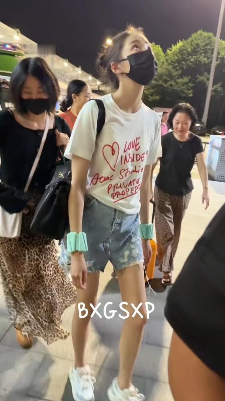 关晓彤现在感觉一直都戴着这个负重手环，之前看帖子说如果戴久了可能会得腱鞘炎、腕管