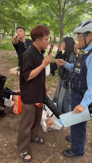 几个越南🇻🇳人正在日本🇯🇵一个公园绿地里聚会聚餐。结果被当地的日本人以