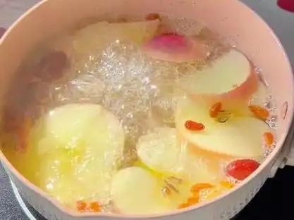 喝了两个月的苹果黄芪水！说下真实感受…秋风渐起，王女士站在阳台上，望着远处泛黄