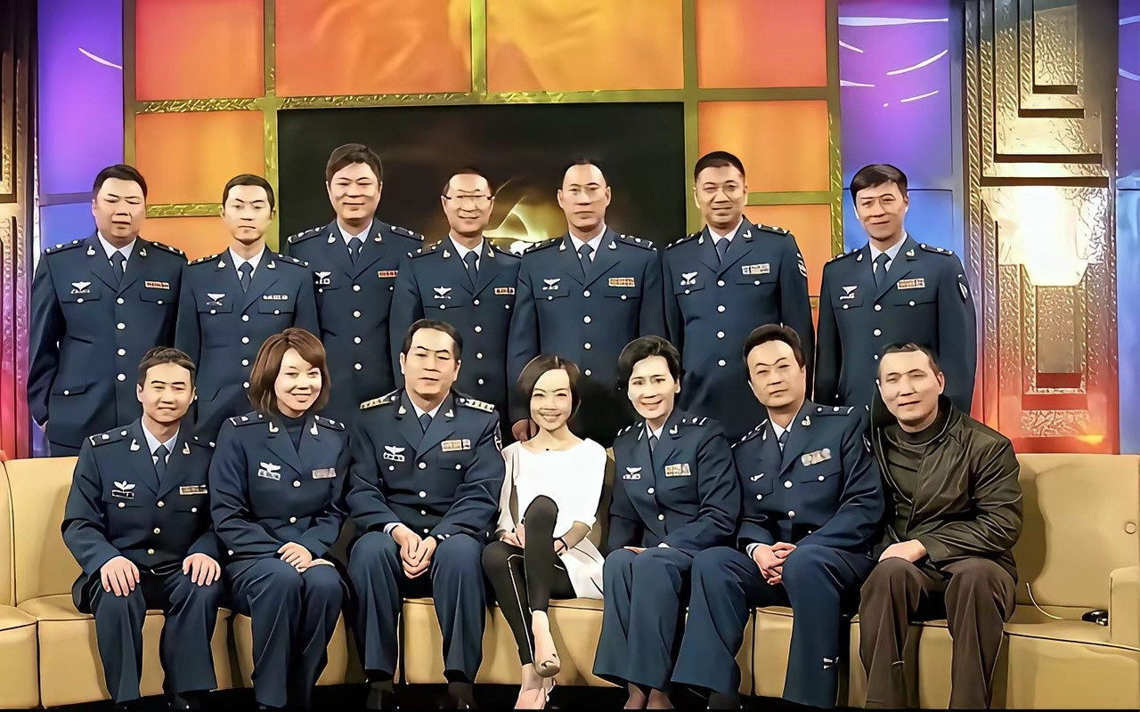 主持人翘二郎腿，是不是有点不合适？