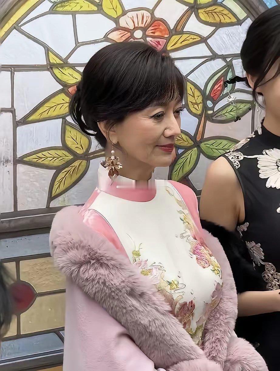 听说全家全靠她挣钱三个儿子，媳妇，孙辈全靠她养！