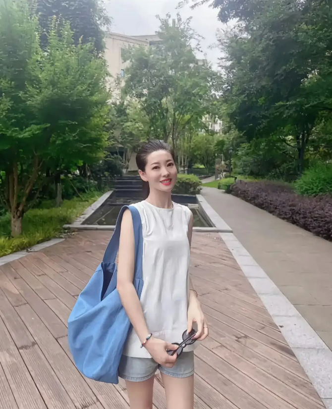 在学校遇到了漂亮的师妹特别甜美的女孩