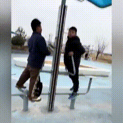 一网友，假装日本人跟俩小孩哥说话。小孩哥：日本人？K他！左边小孩哥最后面色很