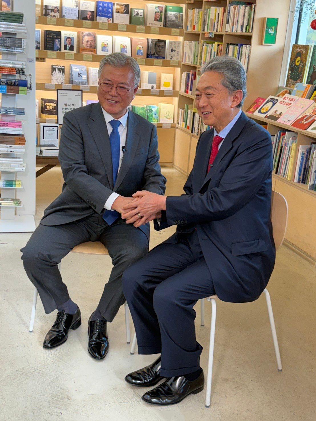 鸠山由纪夫到首尔书店拜访了文在寅。