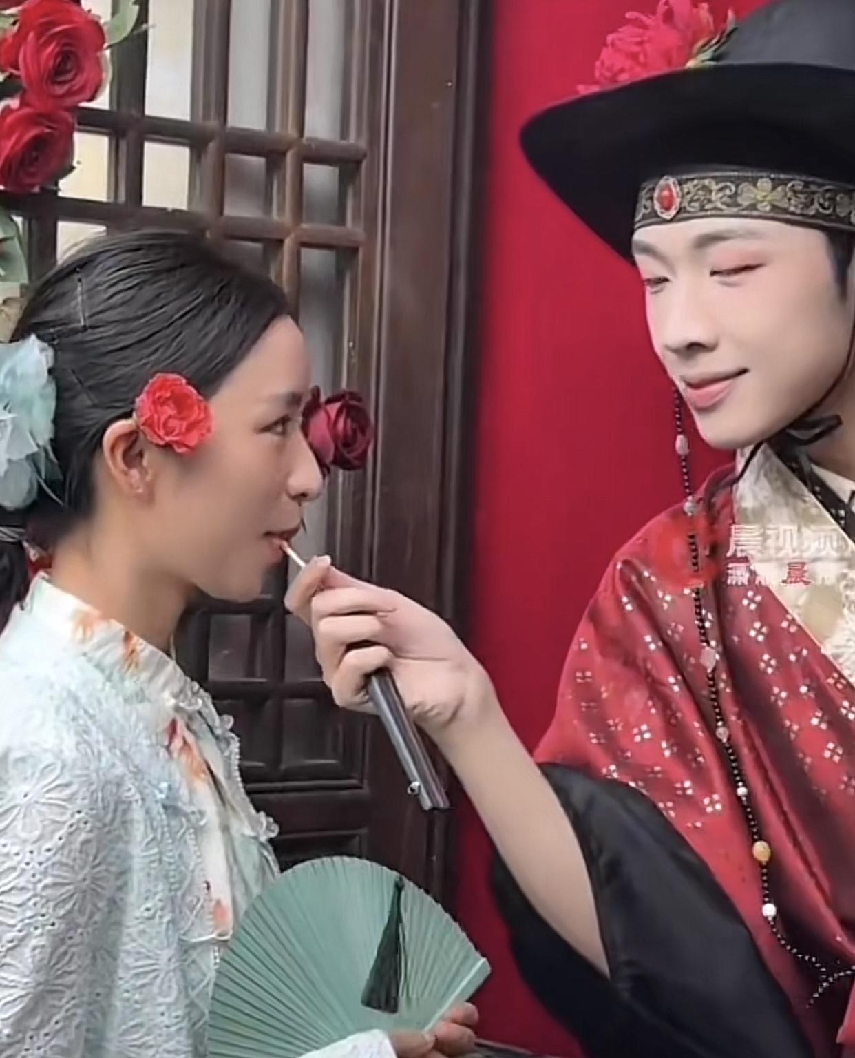 江西景区“擦边NPC”小黄鱼道歉后改变打法，从口喂棒棒糖变成送簪花，但背后的关键