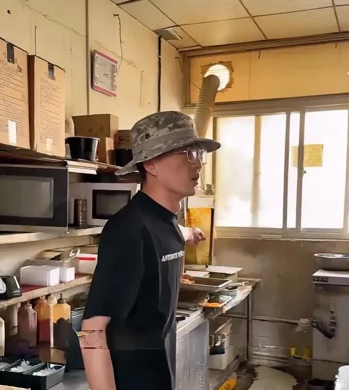 “狂飙兄弟”继续狂飙！网络打假人“狂飙兄弟”又出手了，日前他发布视频在洛阳打