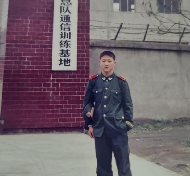 18岁少女被3名壮汉挟持，就在她向同车武警求助时，武警却将头扭向一边，继续“睡觉