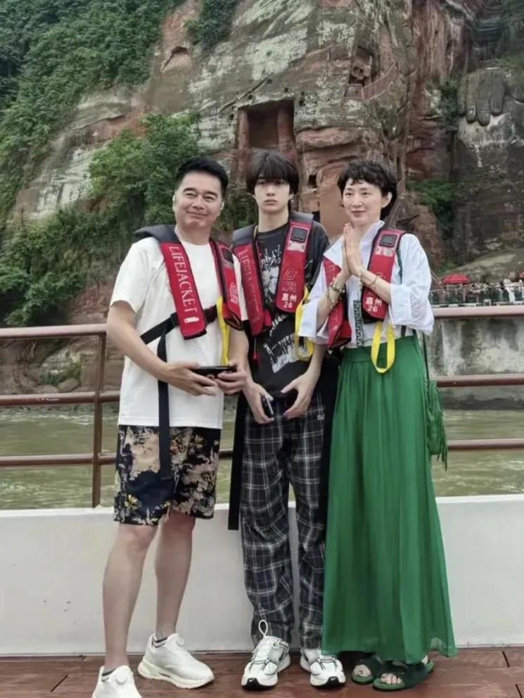 许亚军一家三口乐山旅游！16岁儿子身高近一米八，妻子张澍白到发光。7月3日去乐山