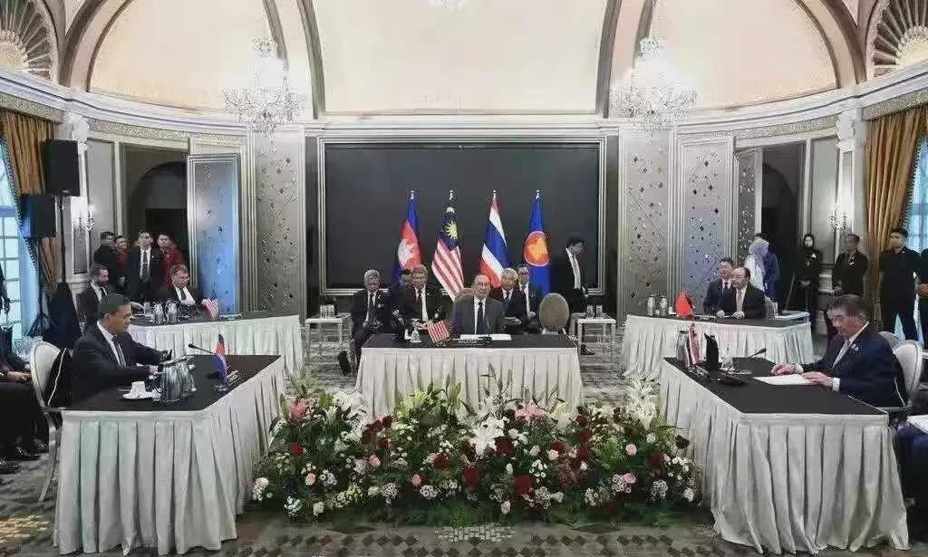 牛弹琴:柬埔寨和泰国停火，秘密就藏在这张照片里。看到这张图，仿佛一切尽在不言中