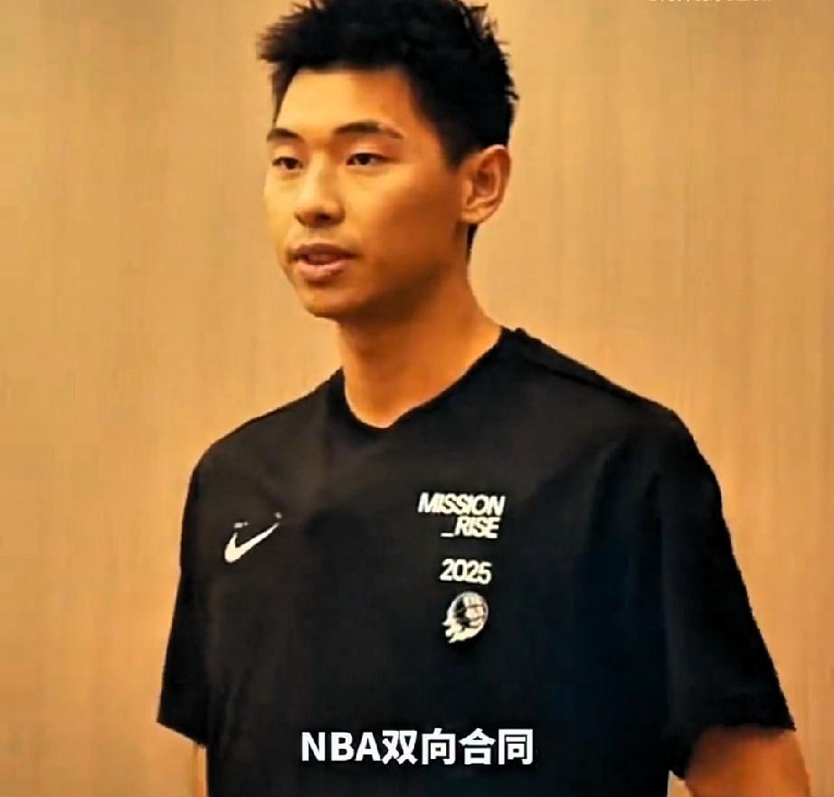 熟人把崔永熙介绍给詹姆斯，称：崔去年获得NBA双向合同，但在夏季联赛遭遇十字韧带