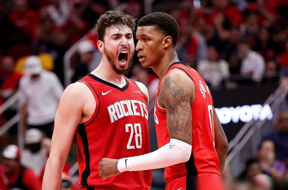 那个熟悉的申京又回来了，没有小贾巴里史密斯的牵制，申京差点又把火箭队给玩死了。