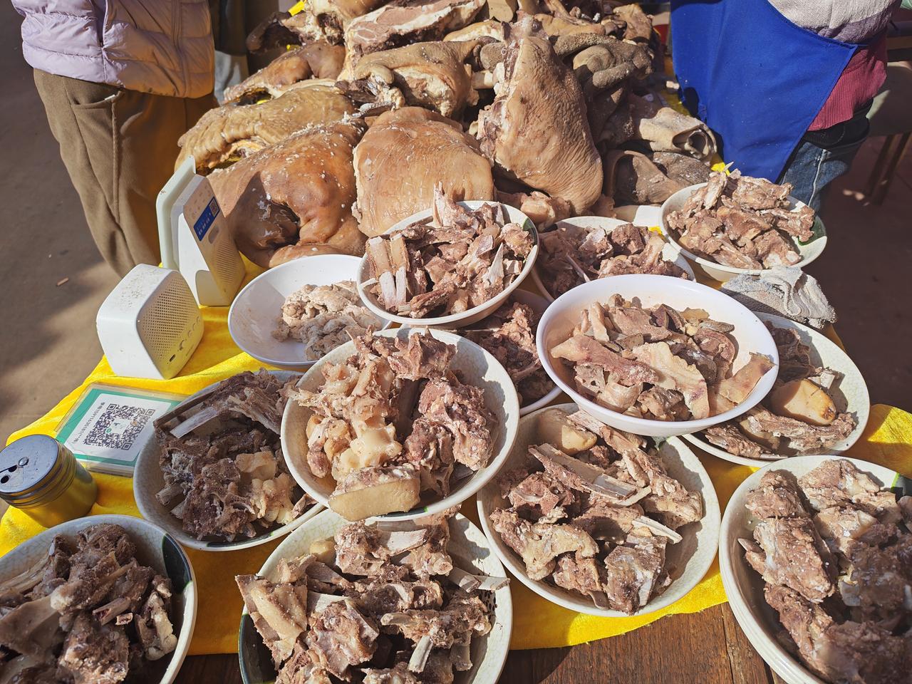 【太平新城农贸市场的羊肉米线很一般】很久没到昆明安宁市太平新城赶街（集），趁着休
