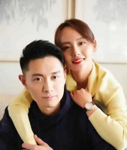 2008年，买超在王思聪举办的宴会上，一眼就对张嘉倪动了心，就此展开热烈这段感