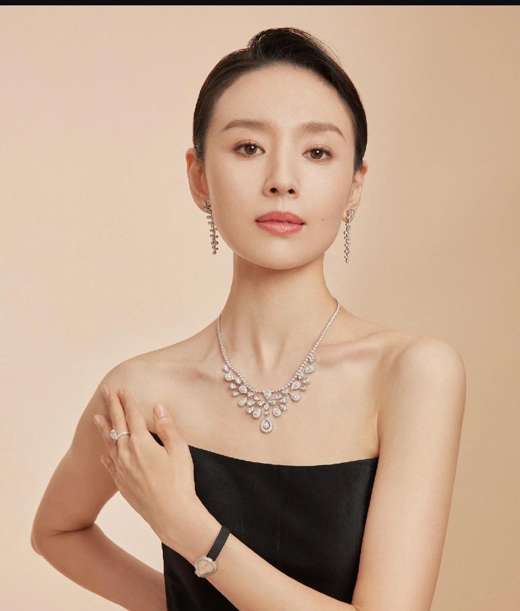 那天刷手机刷到董洁在直播，安静地介绍穿搭，弹幕里一片岁月静好。我突然想起个事儿，