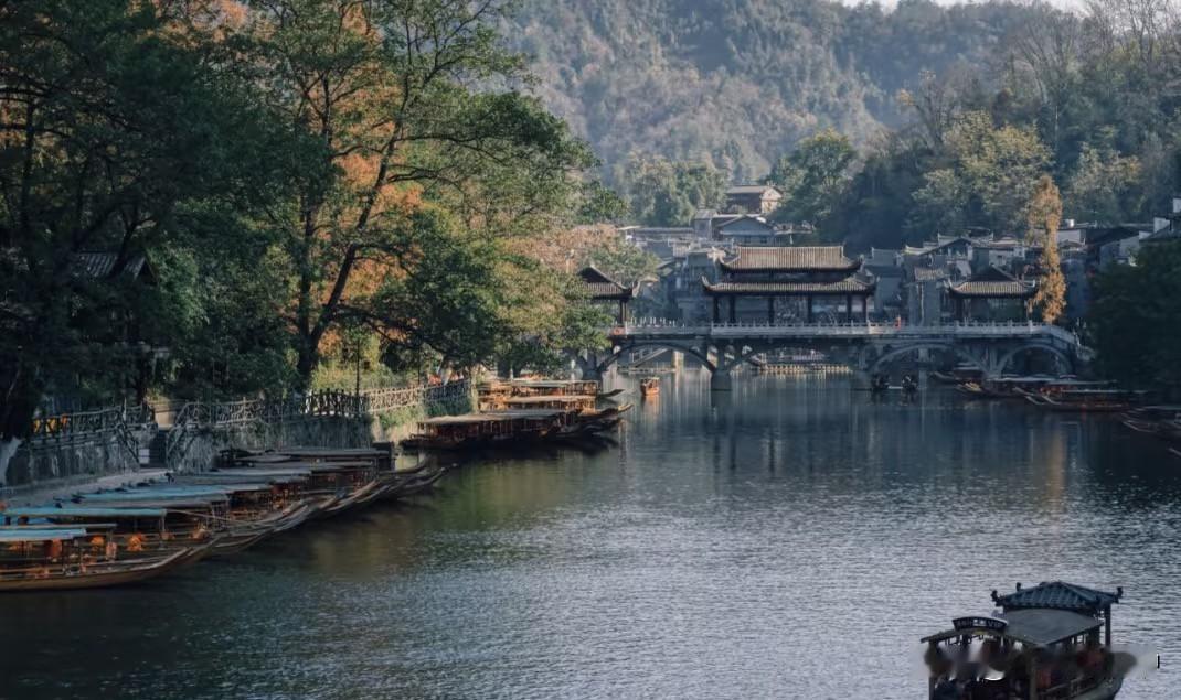 如果去过西塘、乌镇这类江南古镇，真的没必要特地跑一趟凤凰古城。坐车的舟车劳顿