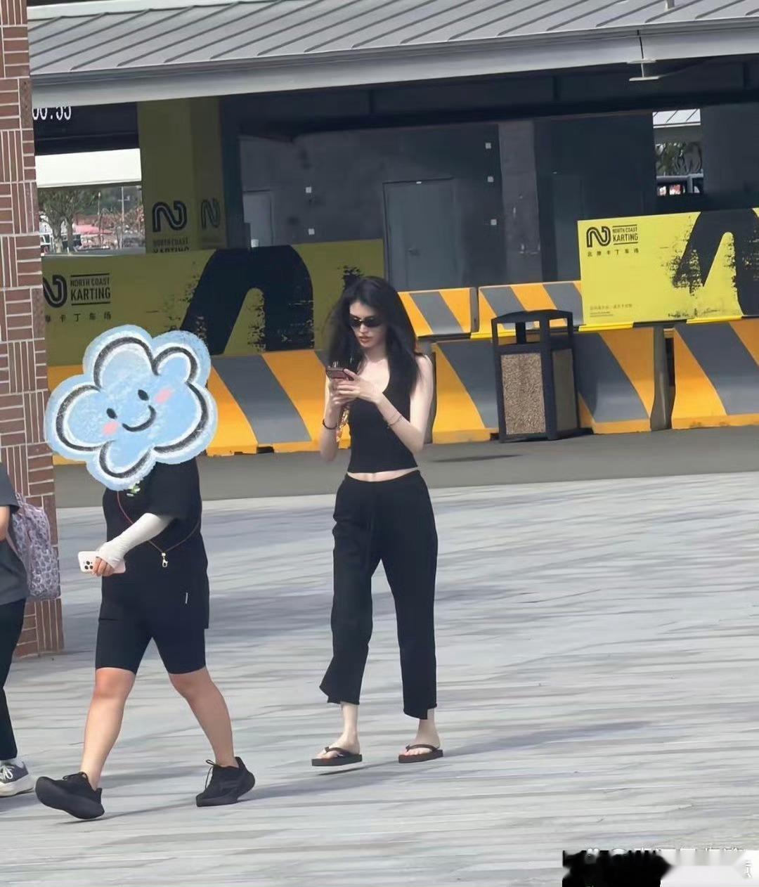 陈伟霆何穗一家三口现身阿那亚！何穗人群中白到发光，陈伟霆去健身。​​​