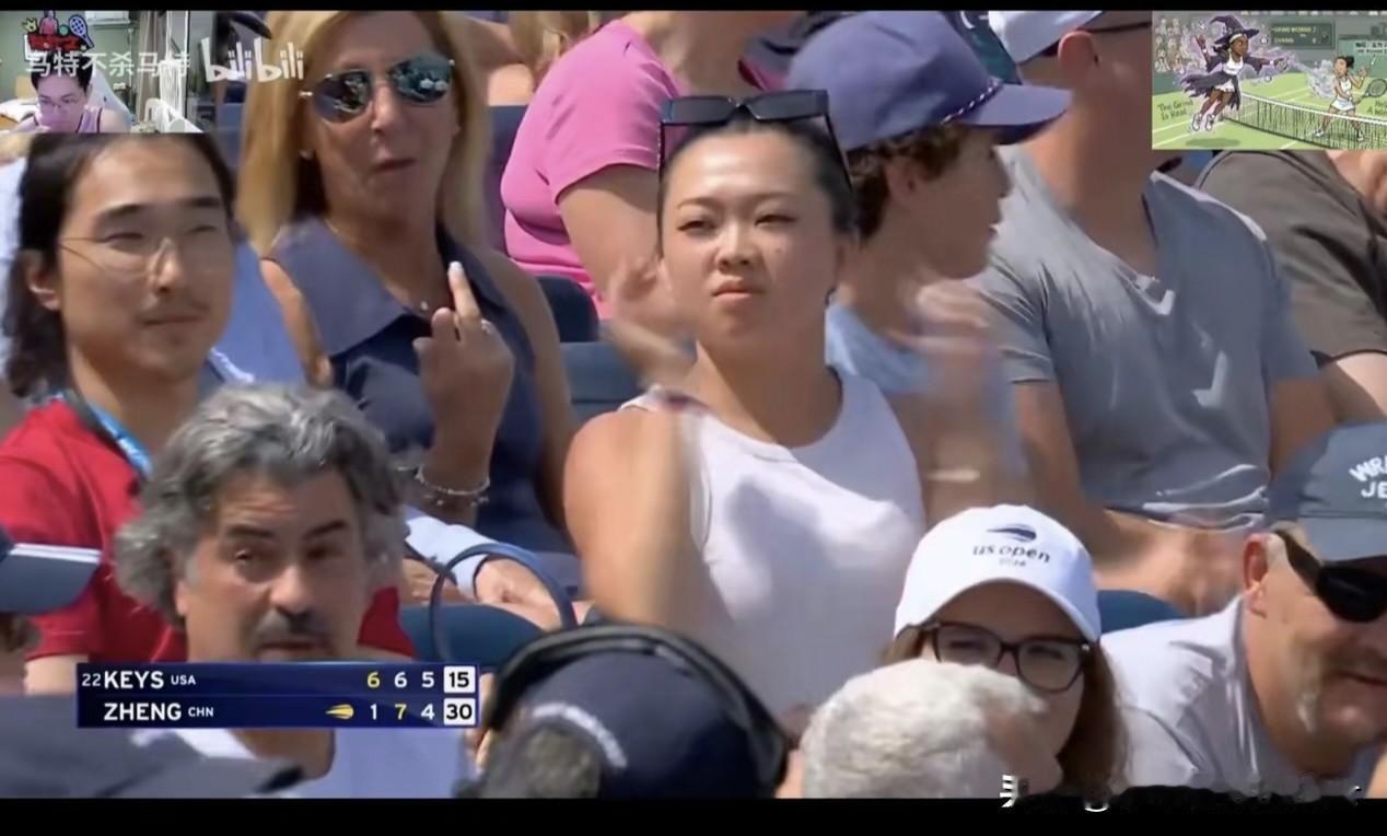 你竖中指的样子真丑！在近日举行的美国网球公开赛中，中国选手郑钦文对阵8号种子