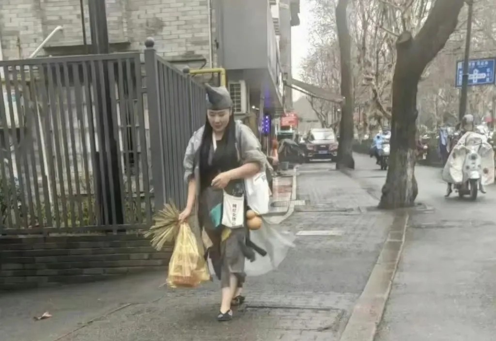 这就是佛系穿搭的小姐姐。