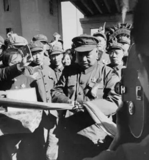 1971年冬天，许世友巡查南京长江大桥，瞧见守桥战士顶着大雪在外站岗，当即提出修