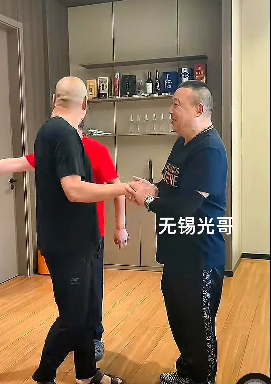 无锡社会人光哥，早年在道上那可是响当当的大哥。如今早退出江湖啦，转身成了