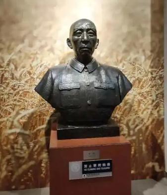 1949年，新疆东部的鄯善突发叛乱，起义部队突然反水，打死了迎接解放军的县长，还