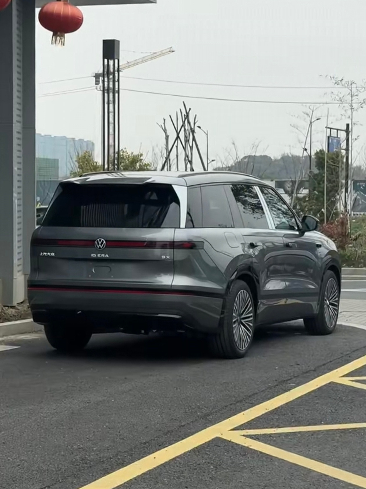 ID.9X实车，非常大众的一台大众老少皆宜的风格，相当耐看有点途昂的味道，但明显