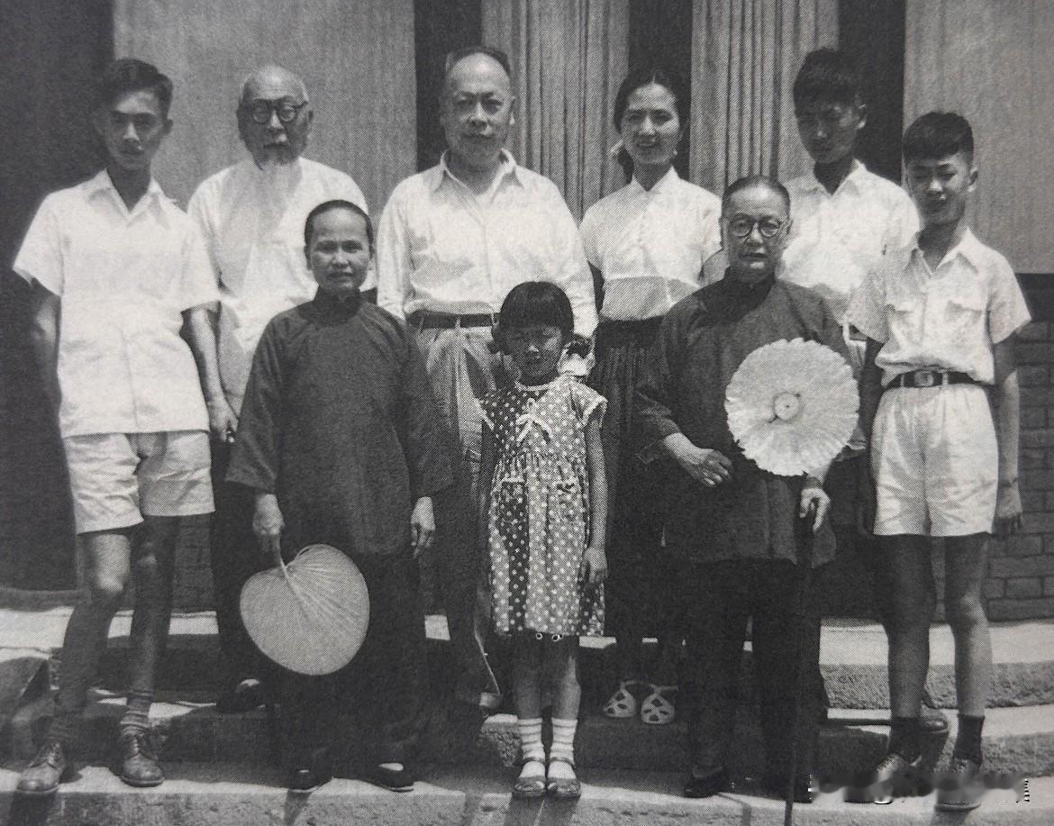 1958年7月，​陈毅父母和陈毅一家人在北京中南海庆云堂四院家中合影。​陈毅曾与