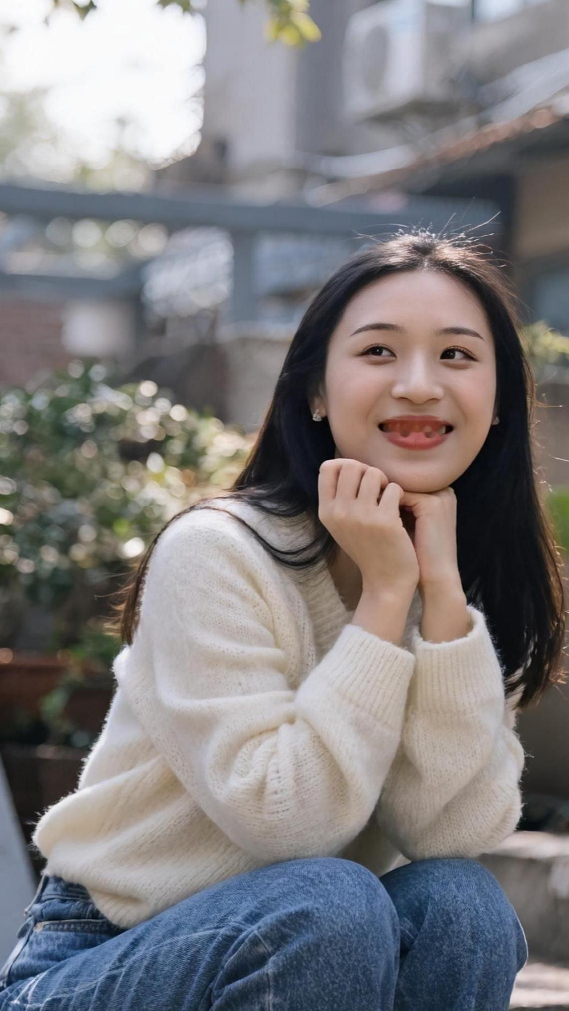 《晴光里的风》春阳揉碎在发梢风偷吻过软毛衣的绒角指尖撑着半弯笑靥眼波漫向