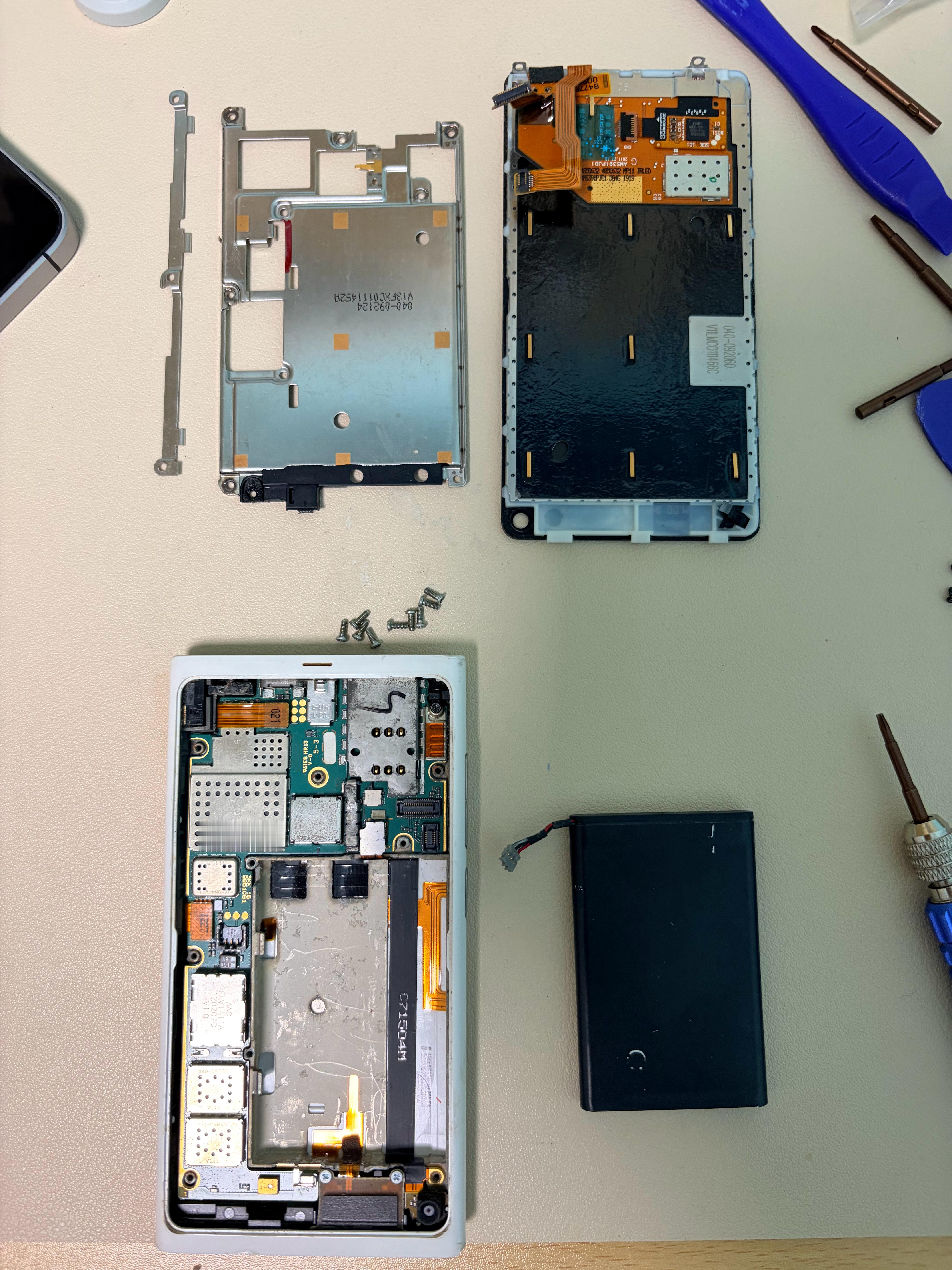 以前的手机不防水，拆起来可太轻松了，两颗螺丝一拧，屏幕就撬开了。不过看这个诺基亚