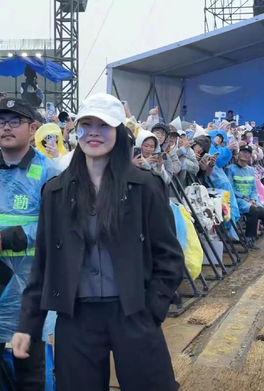 家人们谁懂啊！伊能静这是把“宠娃”直接刻进DNA里了！儿子有重要活动，她直接闪现