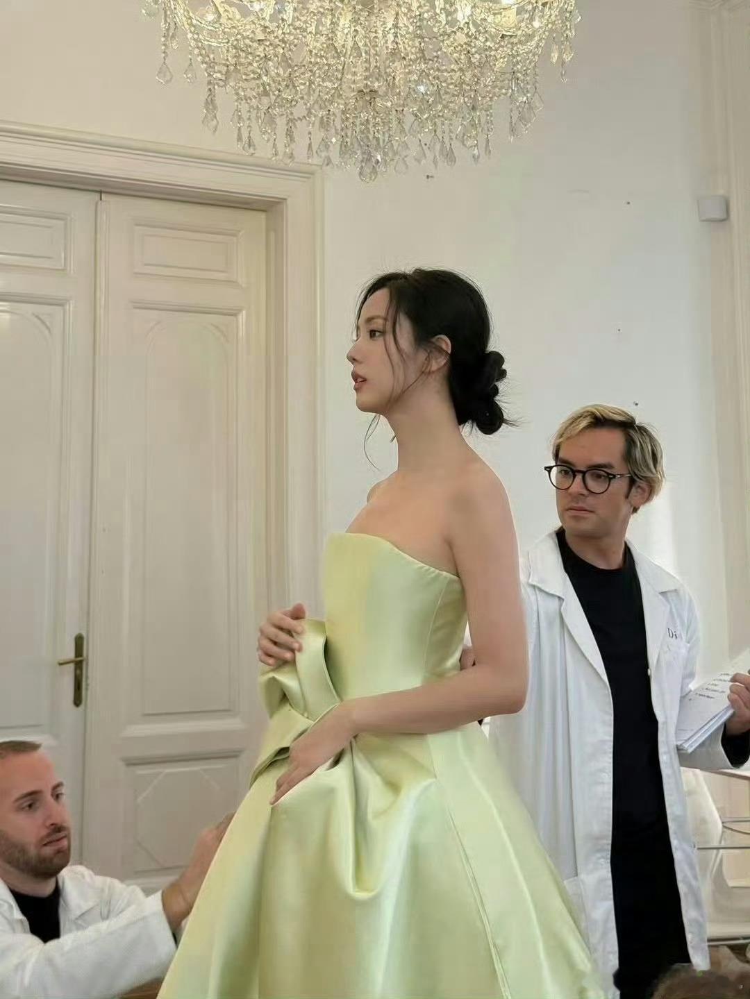 她今天穿这套肯定就闪耀了至少不会被嘲，也没说为啥临时换衣服了​​​