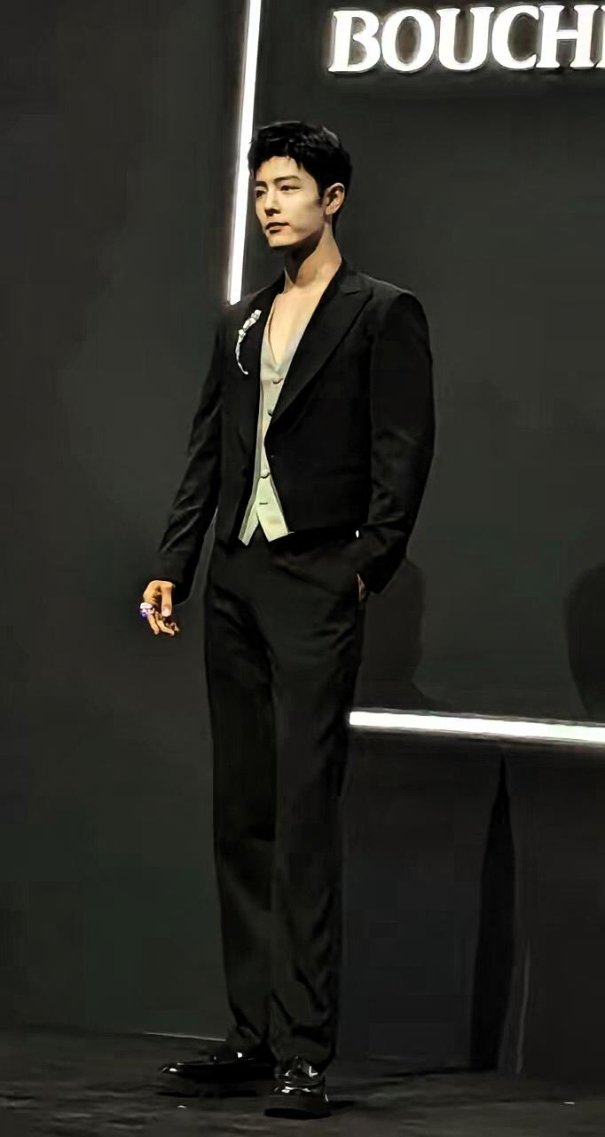 富婆vlog爆料太颠覆！品牌活动明星要提前3小时迎宾？合着艺人成了高级接