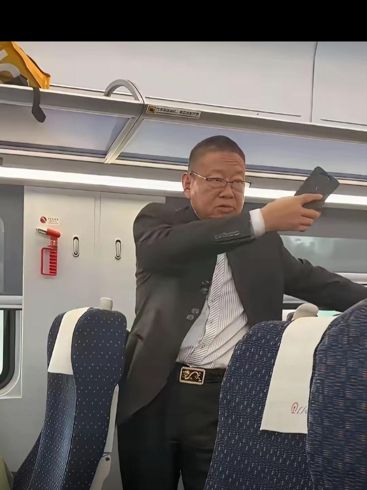 高铁上，那不到半岁的小婴儿哭得停不下来，宝妈怕吵到其他乘客，就抱着孩子去了车厢连