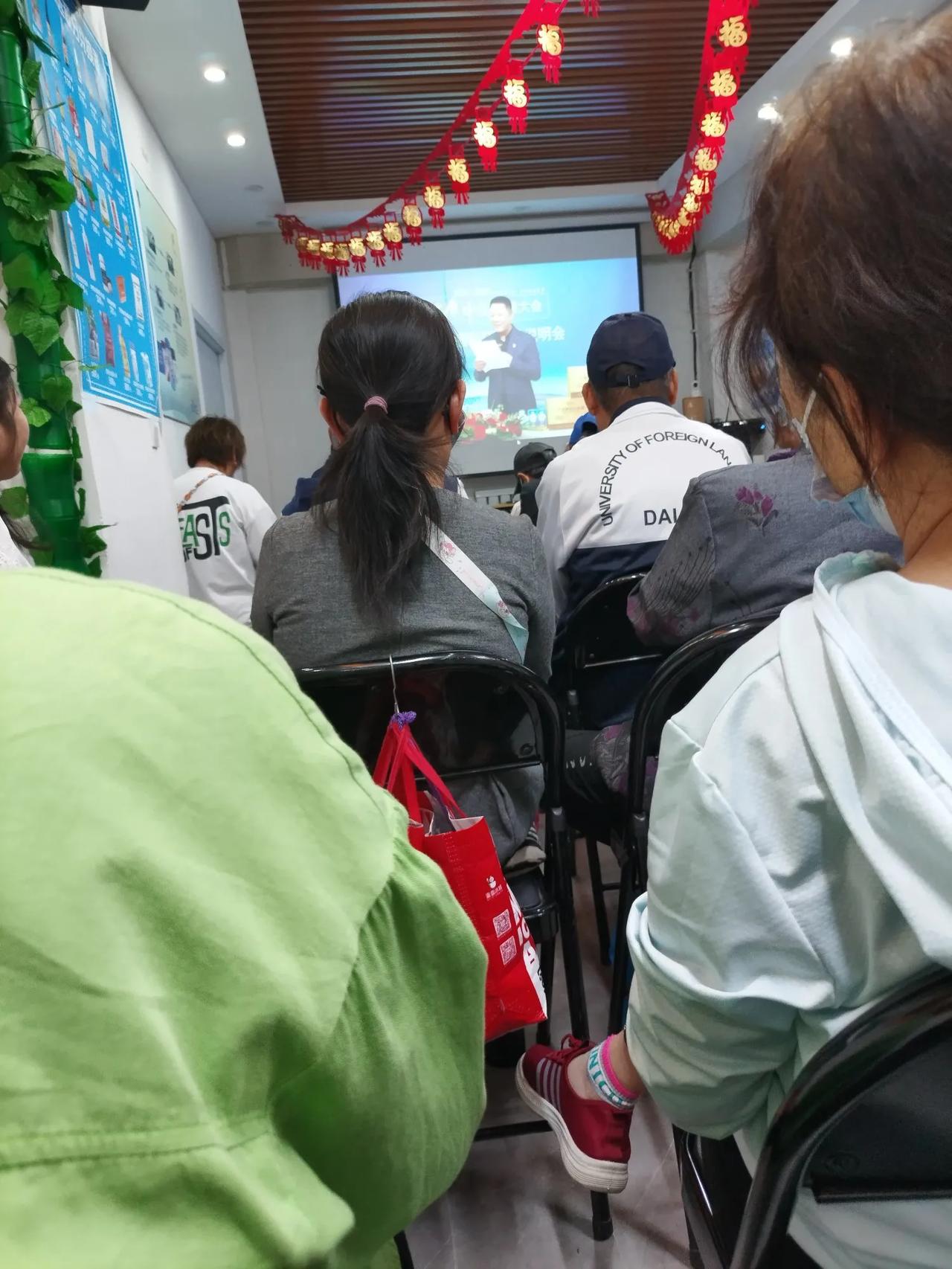 我现在真的很纠结，老年人免费领鸡蛋到底有没有错？对于这个现象，怎么才能解释通