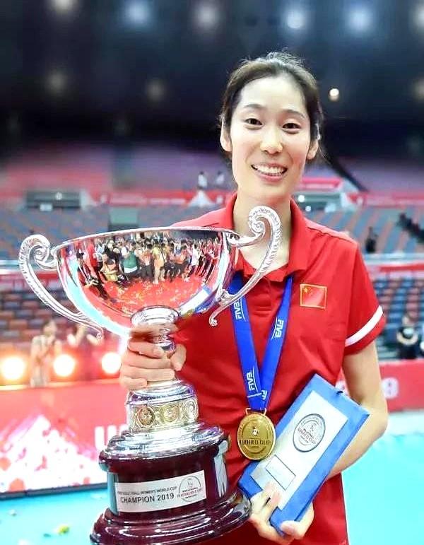 这建议直接给我整不会了！现在网上吵翻了——有人拍着大腿喊“朱婷当总教练太对了