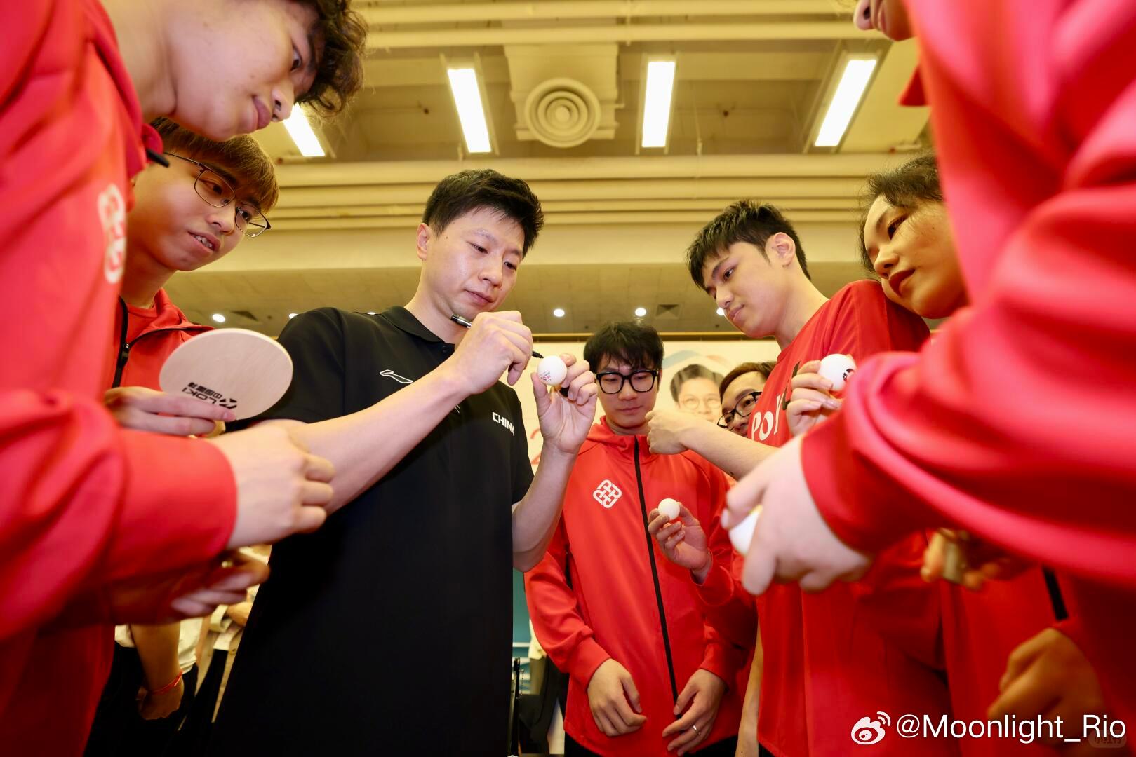 国家乒乓球队运动员、六枚奥运金牌得主马龙✨出席中国香港奥林匹克学院研讨会后，随即