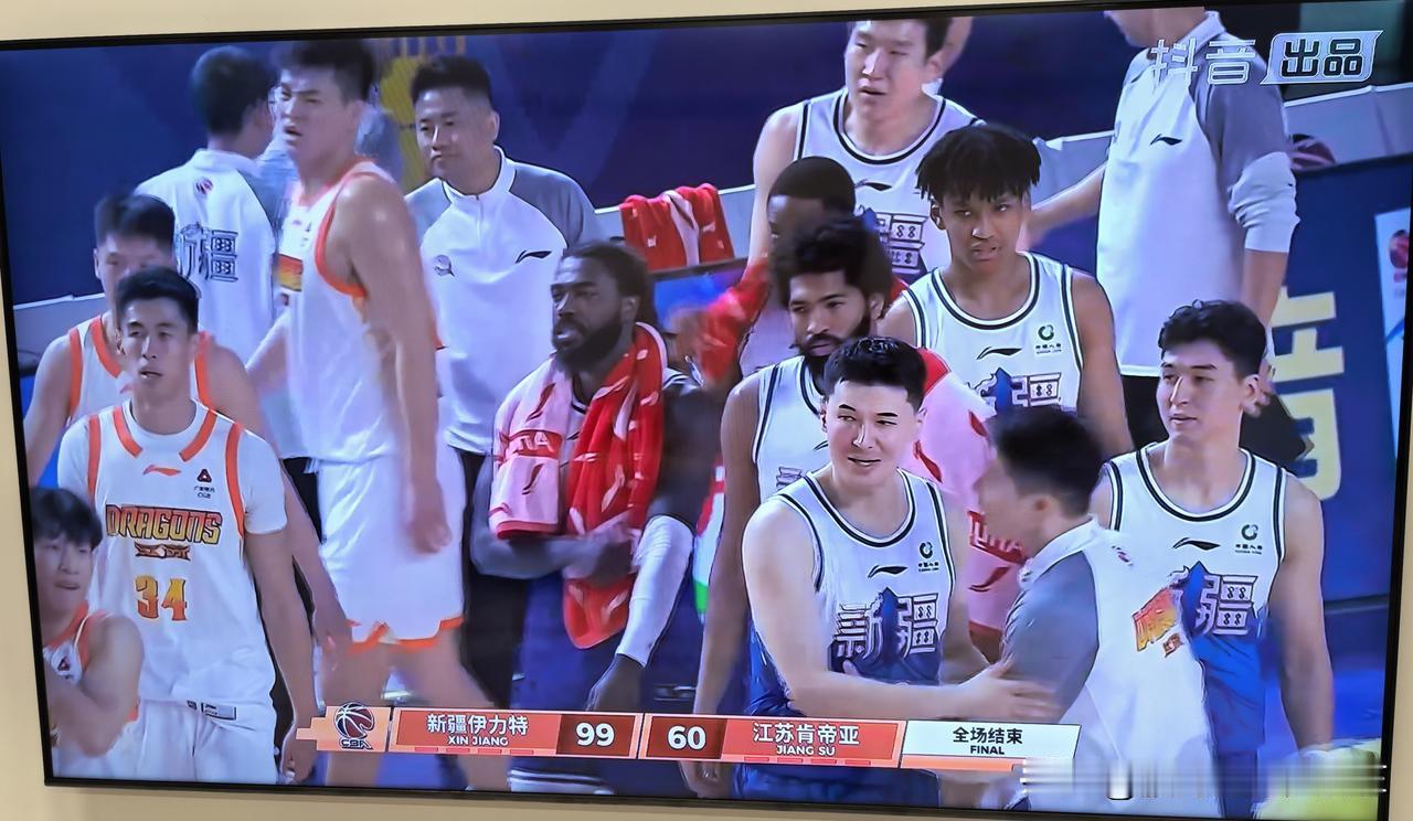 新帅格兰首秀，杨芮生涯之夜，三分球7中4得到16分，新疆队39分大胜江苏。北