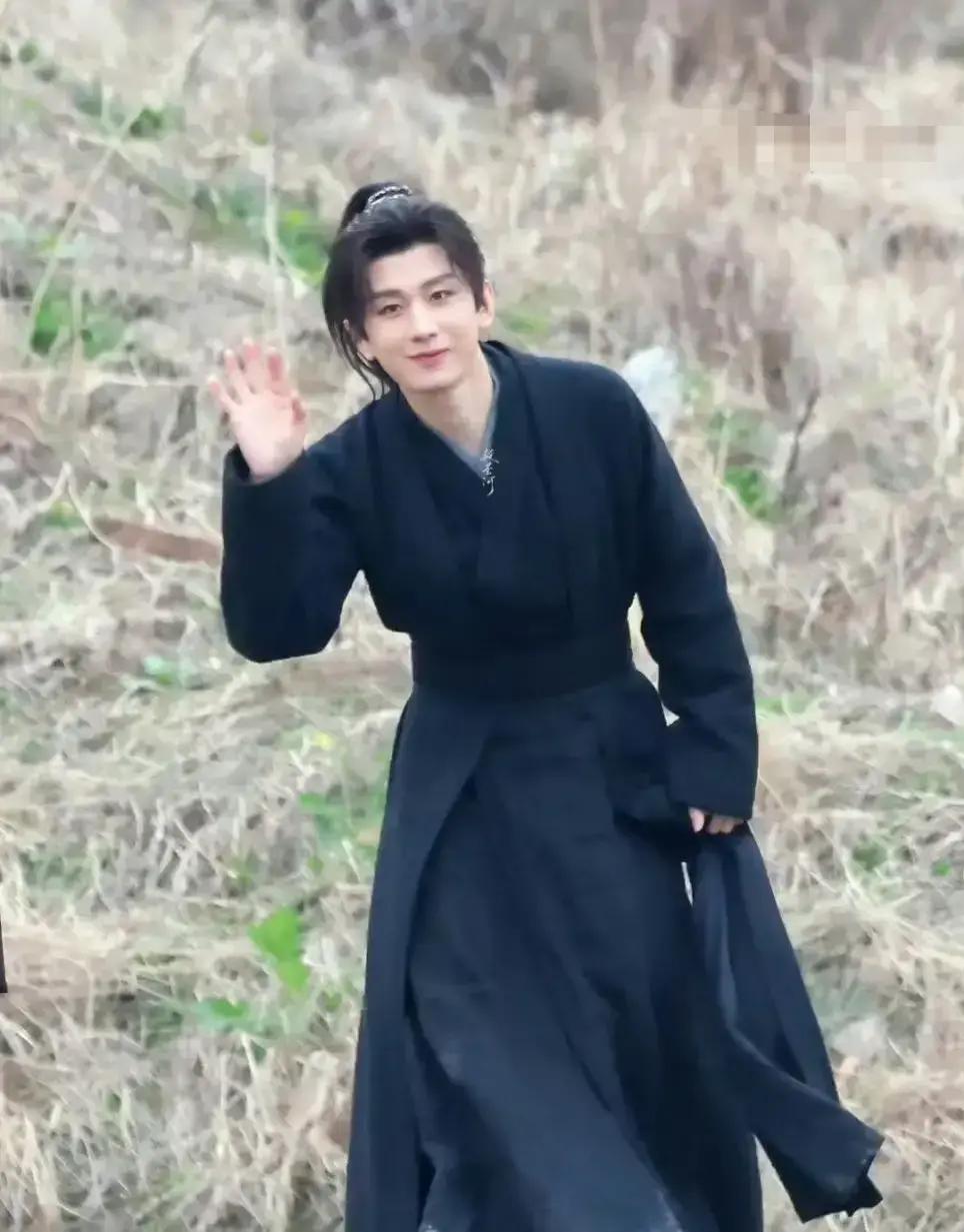 “28集？成毅的新剧直接砍到钱包见底！”消息一出，粉丝群瞬间炸锅。想起成毅