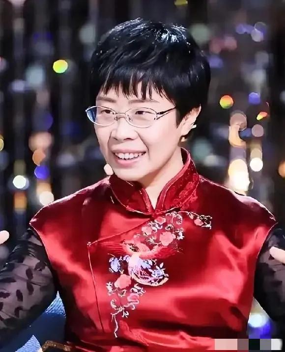 你敢信吗？前阵子还在诗词大会上温温柔柔讲唐诗宋词的蒙曼，就因为聊了几句清朝，直接