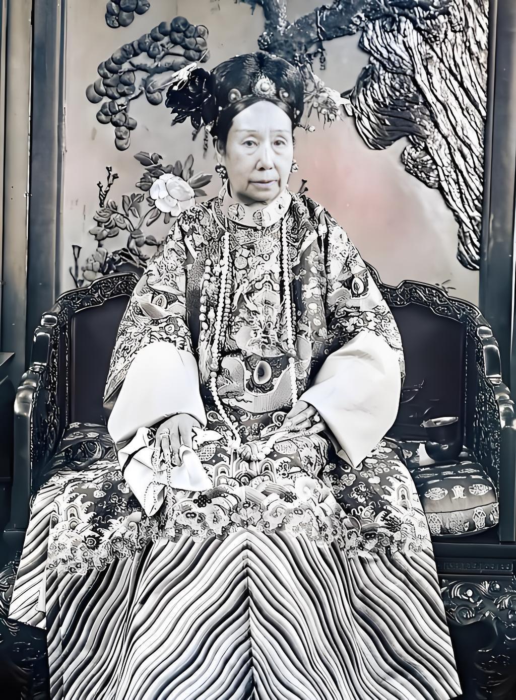 1900年八国联军进北京，慈禧逃跑前把一个25岁的女人扔进了井里！ 清光绪二