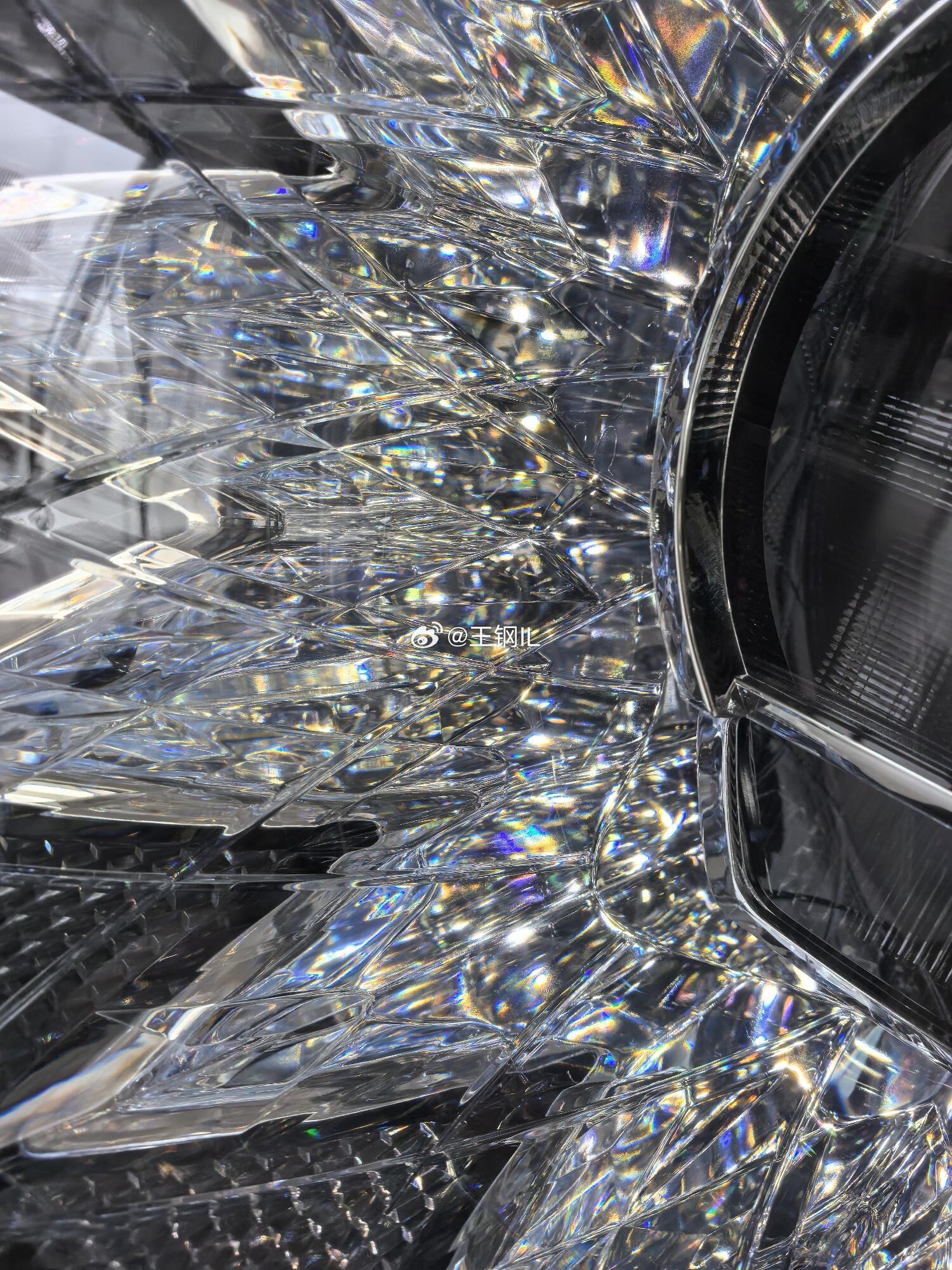 宾利钻石切割大灯，它是超豪华中的一件艺术品，宾利添越飞驰全系标配，一起欣赏它