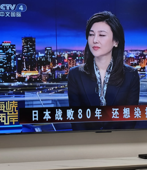 女主持这眼神，总感觉有些非同寻常。