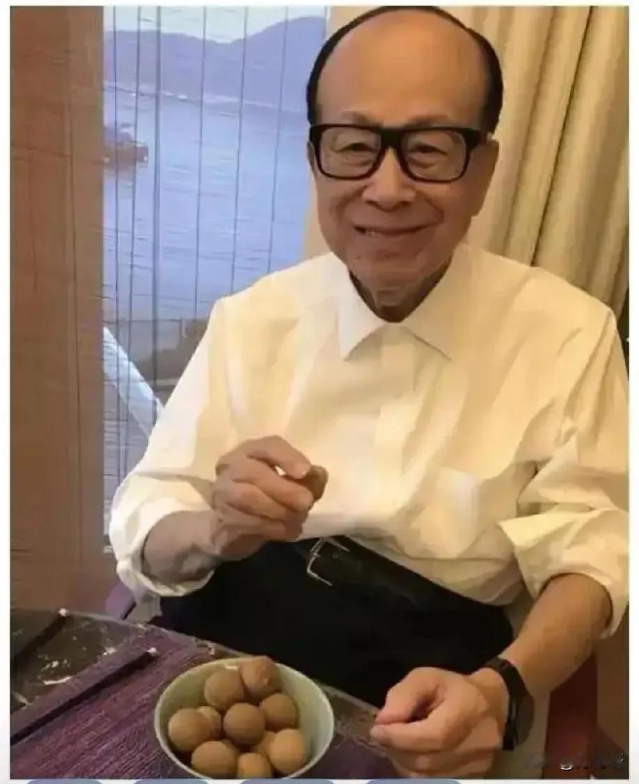 李嘉诚除了会做生意，还做了这些事，好坏留给后人评！1、捐资120亿建造了全国