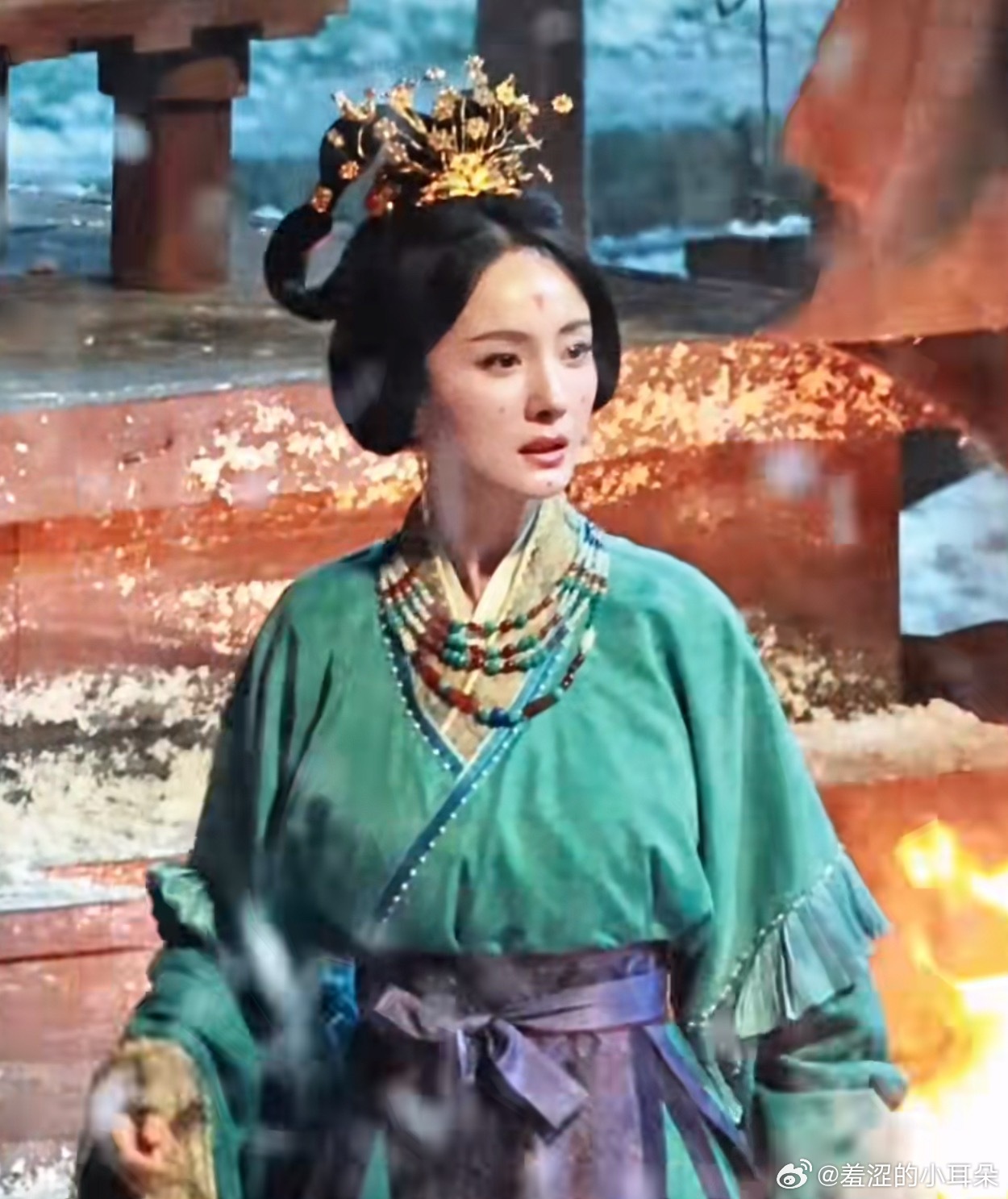 江山大同汉化女装造型，放大看才发现脸上怎么还有鲜卑妆容，一定要在脸上平均分配画这