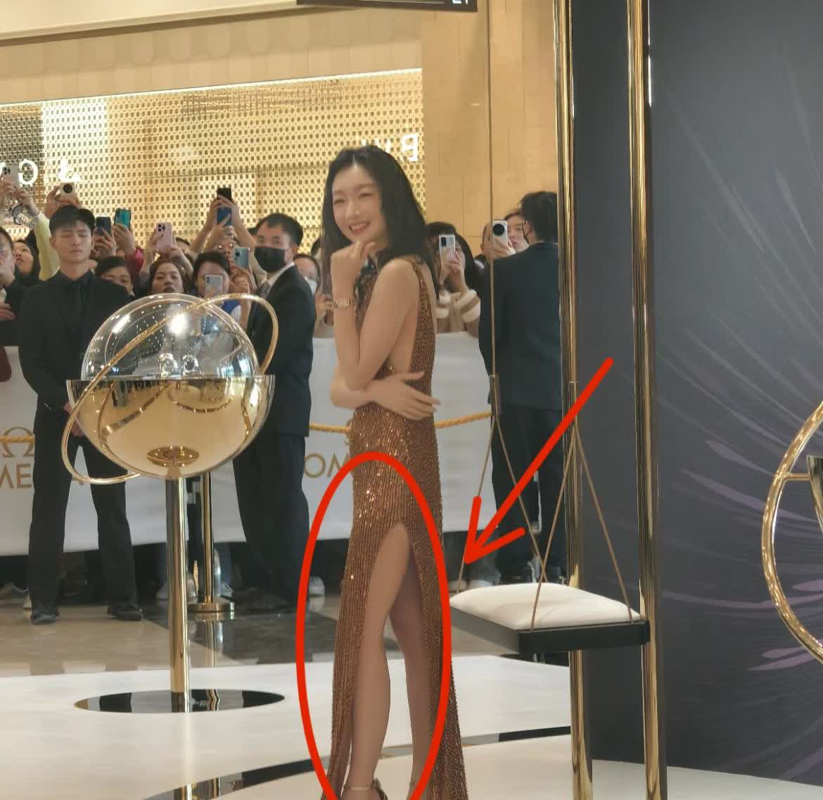 原来，她私底下这样子……