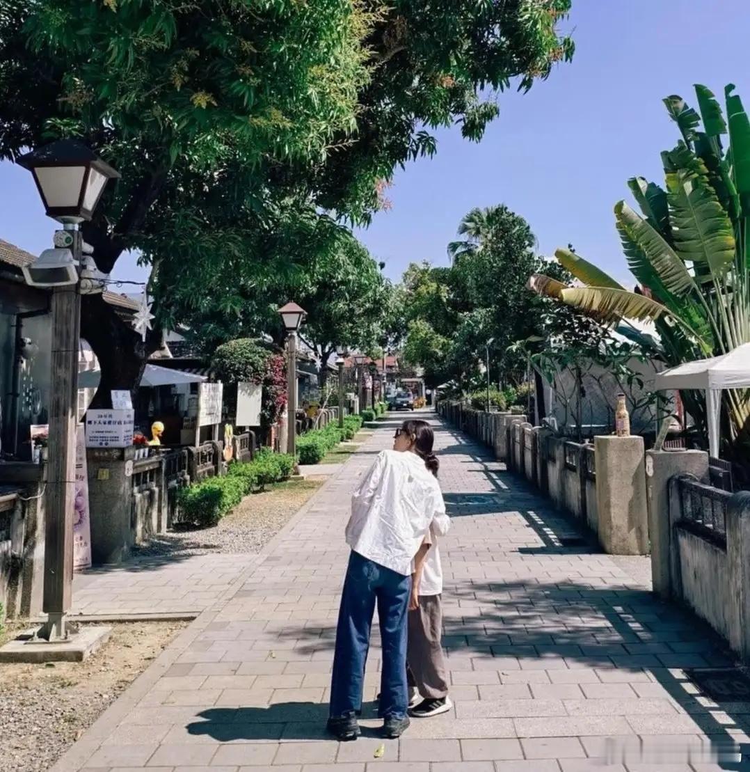 Ella陈嘉桦带9岁儿子回乡下台湾老家屏东过年，她打扮好朴素大方，表情搞怪童心未