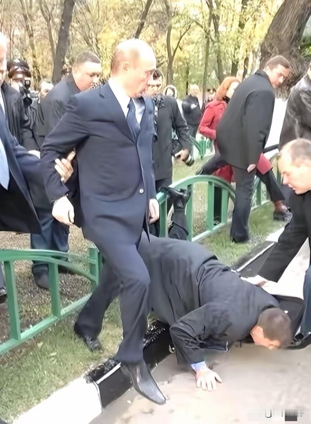 普京的保镖摔倒了，用东北话来形容的话，就是摔了一个狗抢屎，用东北一句歇后语来形容