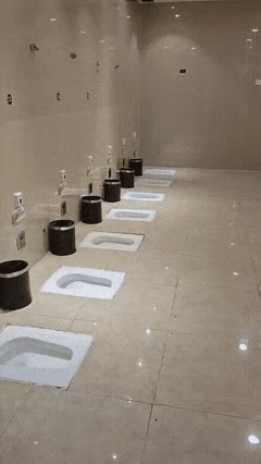 经费不足没法做隔断，这样上厕所还显得敞亮，一举两得啊！网友表示，中间拉根儿绳，