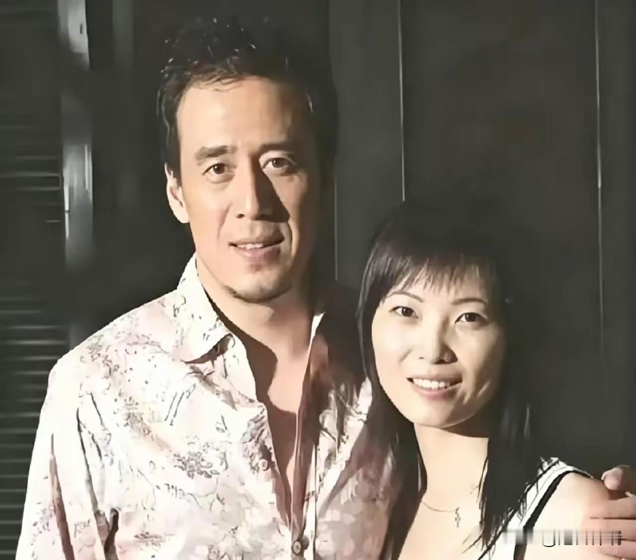 当年杨坤北漂最惨的时候，全靠舞蹈演员女友白雪养着，陪了他三年。可惜最后还是散了。